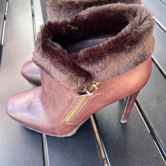 GUESS "Ivorie" Black Leather Faux Fur Trim Ankle Booties Women's - Picture 8 of 12